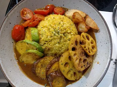 日式烤野菜咖喱配椰菜花飯