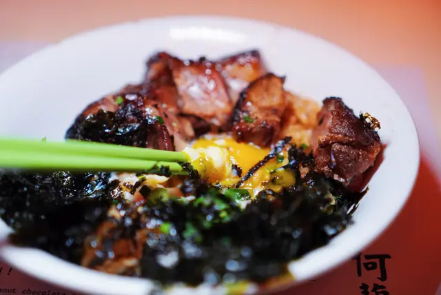 24小時慢煮伊比利亞叉燒配九州溫泉蛋、韓國紫菜、香噴噴香蔥豬油撈飯