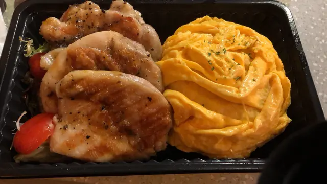 雞扒蛋包飯