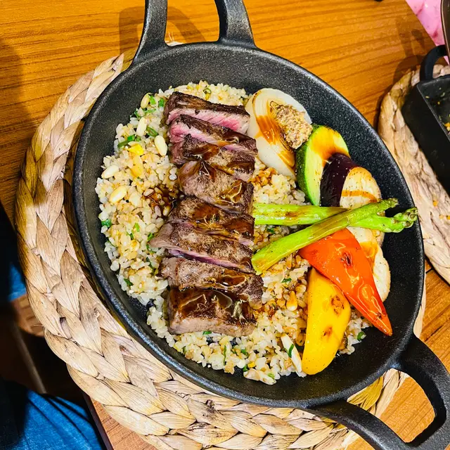 韓牛十分好食，松子配炒飯都十分美味