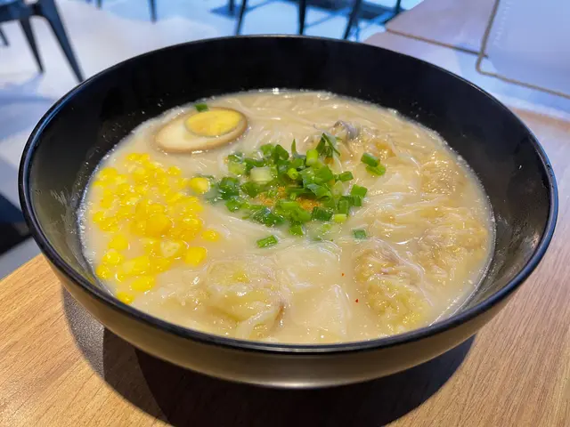 雞肉雲吞米線