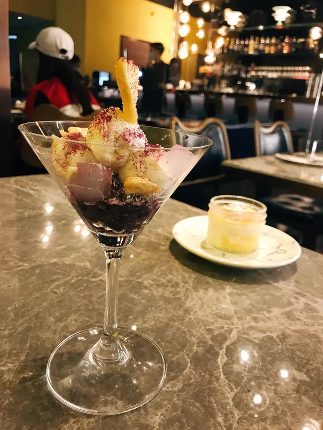 椰子雪糕 配風乾鳳梨 及紫糯米