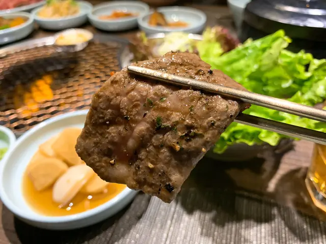 肉質細嫩,油花密佈,有細密嘅大理石紋路,
口感比較油潤,鮮美多汁,又不失有嚼勁~