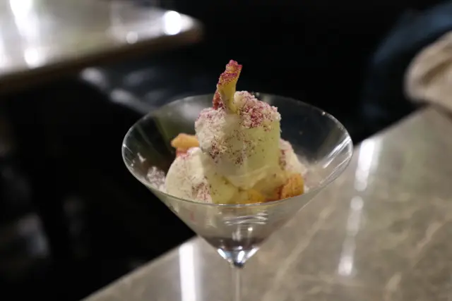 椰子雪糕配風乾鳳梨及紫糯米