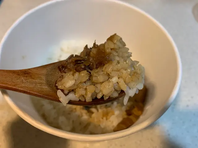 米飯配了滷肉和淋上滷汁,一流!