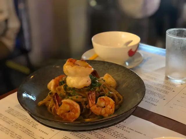 香煎虎蝦球配九層塔,花雕日本蟹味噌手工扁意粉