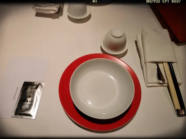 餐桌上有自用及公用餐具