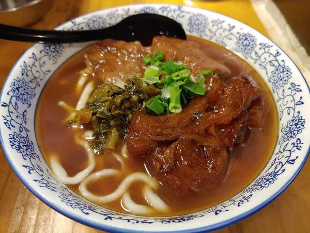 牛肉好食唔使講, 牛筋入味仲要好彈, 帶少少酒香既筋食感有如糖心鮑魚啜啜地口, 堪稱人間美味~