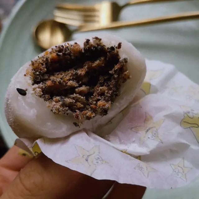 無糖外皮,內餡飽滿不油膩,花生餡料切得夠碎,少點討厭的顆粒感