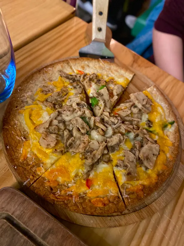 白松露雜菌芝士薄餅