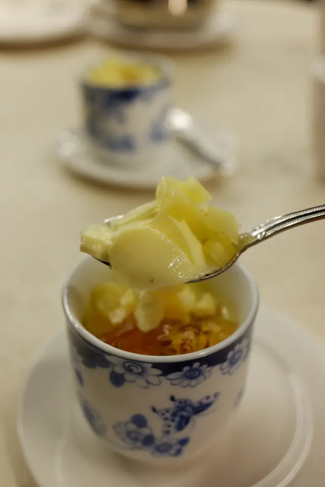 焦糖燉蛋配桃膠鮮果肉