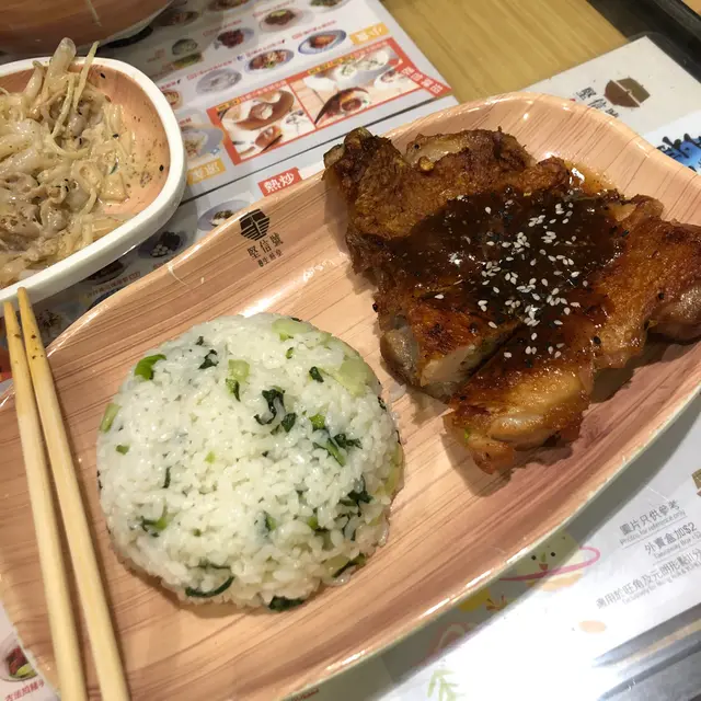 雞扒皮香肉嫩，夠juicy，由於雞扒用咗黑椒、蜜糖醃製過，之後煎至外皮焦脆香口，但肉質仍然保持嫩滑，味道甜中帶辣惹味至極，同樣搭配埋清新菜飯，好易就KO一碗，正呀🤤