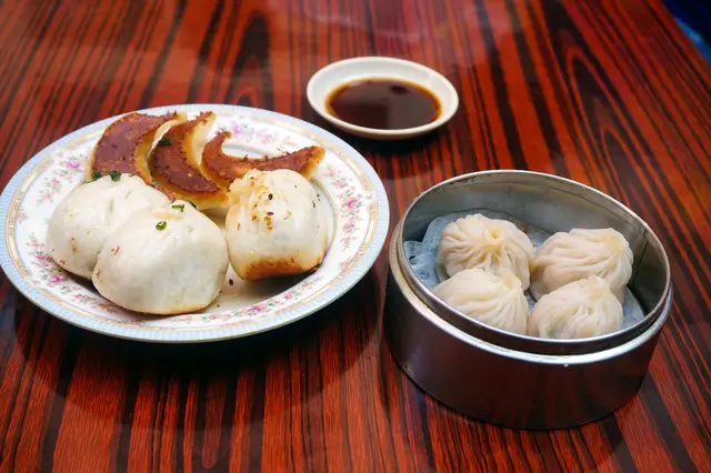 生煎包 ($10/3隻)，鍋貼 ($10/3隻)，小籠包 ($24/4隻)
