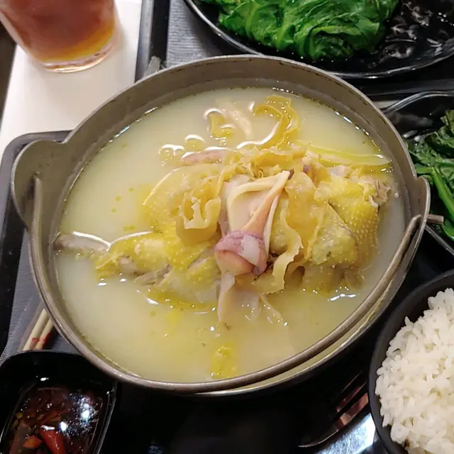 花膠螺片雞煲翅