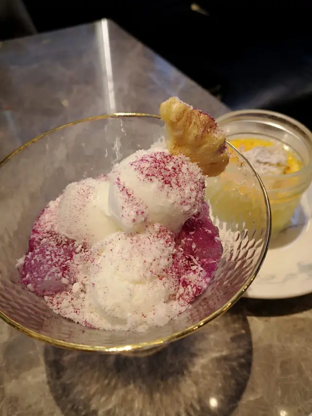 椰子雪糕配風乾鳳梨紫糯米