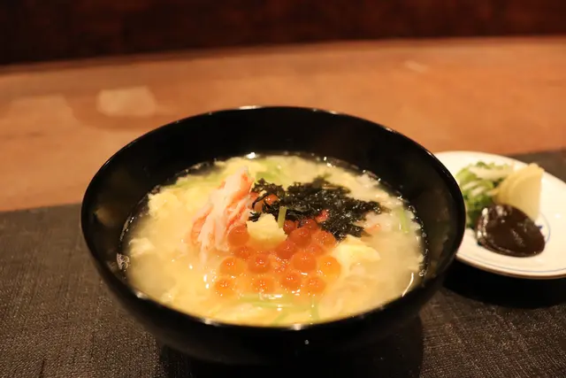 食事：蟹雑炊、イクラ、三っ葉、海苔、すり生姜、玉子