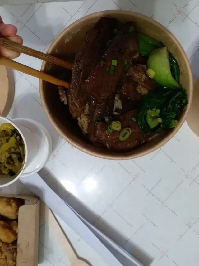 外買等候時間: 跟告知的差不多，約12分鐘 包裝: 結實安全，没有滴漏。湯和麵分開包裝。 三寶手工麵: 足料，湯有少少辣，牛筋煮得足料，牛肉及麵都好冧，適合老人家食 