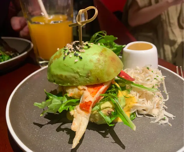 Avo  Bun  Lobster