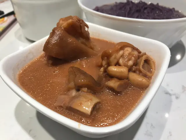 家傳炆豬手配紫薯麵