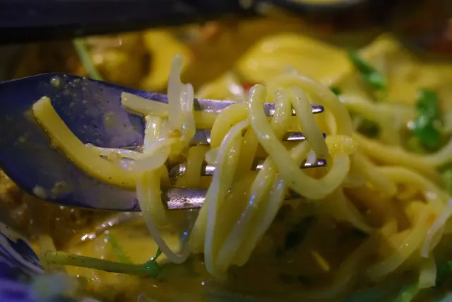 正宗摻摻麵，米粉撈油麵