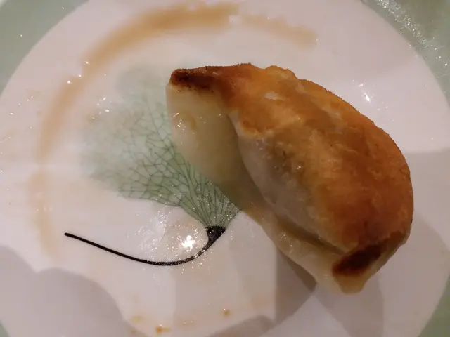 鍋貼外皮金黃香脆,鍋貼皮是北方厚厚風味的那種,而鍋貼內仍有很多肉汁在裡面游來游去,亦去到應有的水準。但同樣的質素及份量,此店$85,而元朗店則$60,相信那差客應落在租金、裝修、地點及人工上吧!