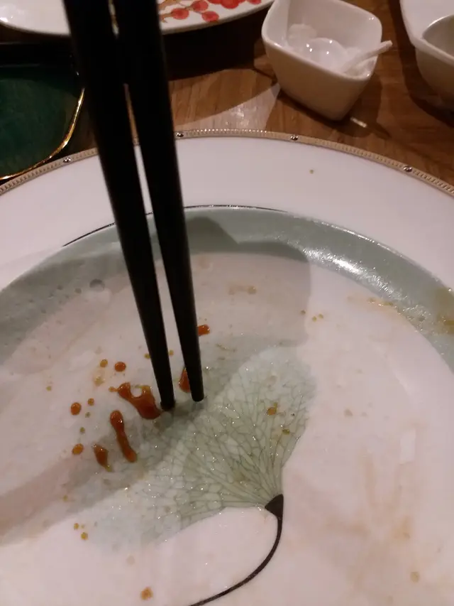 《其他資訊 - 餐具》這裡的餐具十分精美,很有氣派似的,特別是那條餐巾,有著清雅的刺繡圖案,真的很美,令人不敢把它用弄髒呢!但唯一有待改善的是這裡的筷子,由於頭尾兩端纖細,中間偏粗,全對快子均是圓身的設計,令人用起上來不太方便,如果精美及實用選擇,我寧願選實用了!因在這裡那麼高雅的氣氛下,萬一使用筷子的技術不好,出什麼意外,真的令人很尷尬呢!