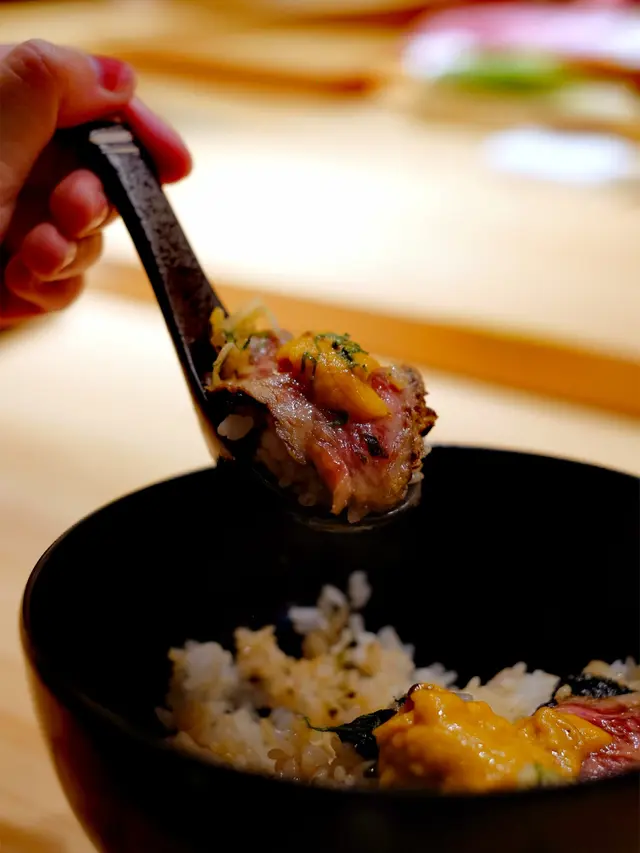呢個絕對係回頭之選！成碗丼飯鋪滿大大塊嘅和王，再以北海道馬糞海膽畫龍點睛，賣相已俾足分數和王係用上大有來頭嘅日本九州極上A5熊本和王，牛種必需飼養28個月以上，油花要達至6以上先可以稱之為和王！淨係睇樣已見牛肉油花分佈細膩均勻，肉質粉嫩，略經炙燒的和牛入口油潤豐腴，充滿濃濃嘅油脂香氣配上北海道馬糞海膽的鮮甜，一啖肉一啖海膽加一啖飯，完全食到停唔到口而且份量不少，可以話係超值兼驚喜之作😍