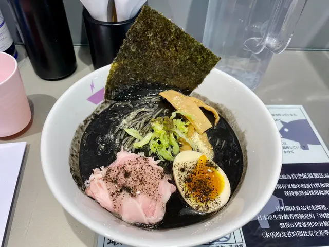 墨汁黑松露拉麵