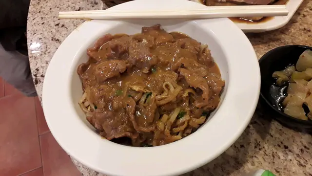 牛肉淋嫩 但汁醬油 肥膩 冇配菜