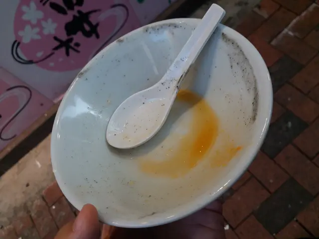 盛至滿滿的！這芝麻糊是靠漿粉煮至稠稠的狀態，芝麻及甜味不重，有點像即沖的芝麻糊般。之後，我加了黃糖、冰糖、薑汁及桂花冰糖試試不同口味，黃糖及冰糖都是正常水平，而薑汁則是淡淡的薑味，適合微薑的愛好者，而桂花冰糖，亦跟薑汁一樣，都是淡淡的桂花香，並不是重口味的那味道。最後，是主角 - 豆腐花，這裡的豆腐花很滑很輕身，豆味不太濃，所以，整碗豆腐花均是走清淡口味路線。