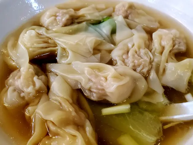好耐未食過呢種近似幾十年前我細個食嘅雲吞嘅感覺，size 較細，啲饀唔係淨係成隻蝦而係較多豬肉，不過個湯就略為普通。