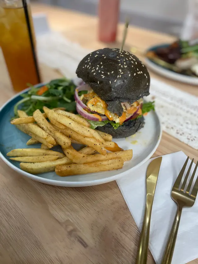 🍔黑松露炒嫩蛋蟹肉竹炭漢堡配炸薯條