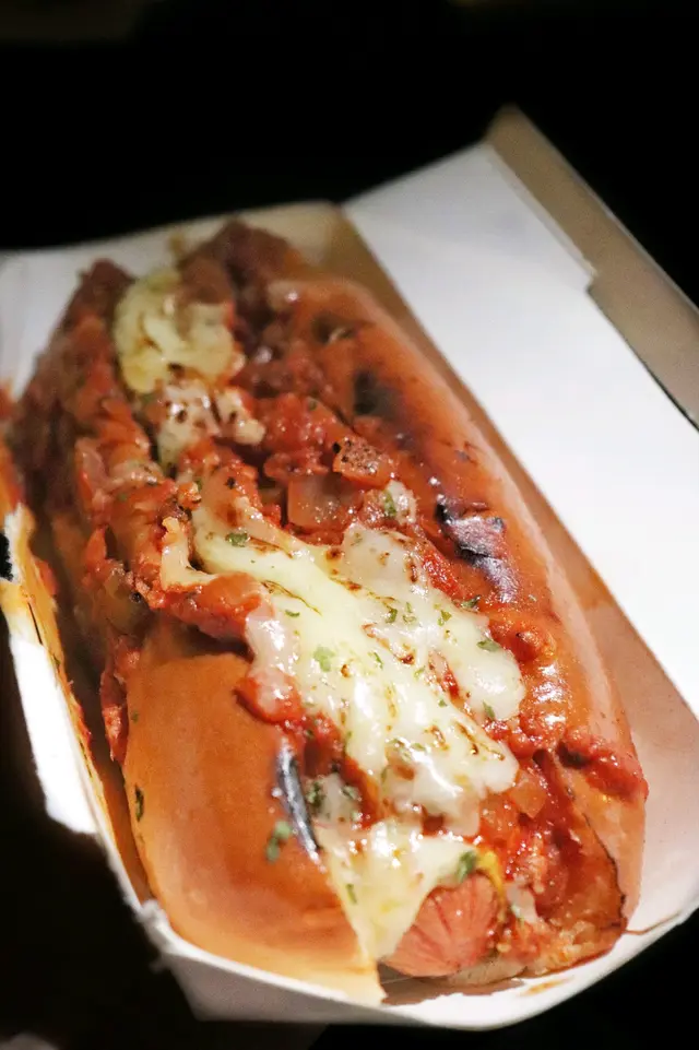 火炙芝士辣肉醬熱狗