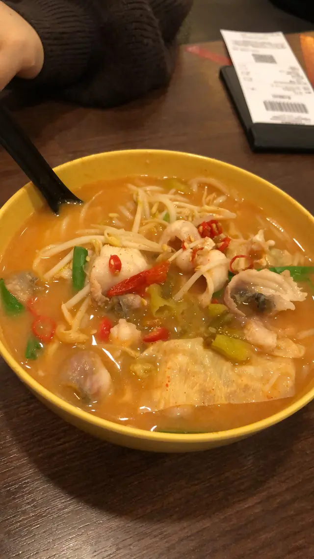 泡椒酸菜魚湯米線配脆肉鯇