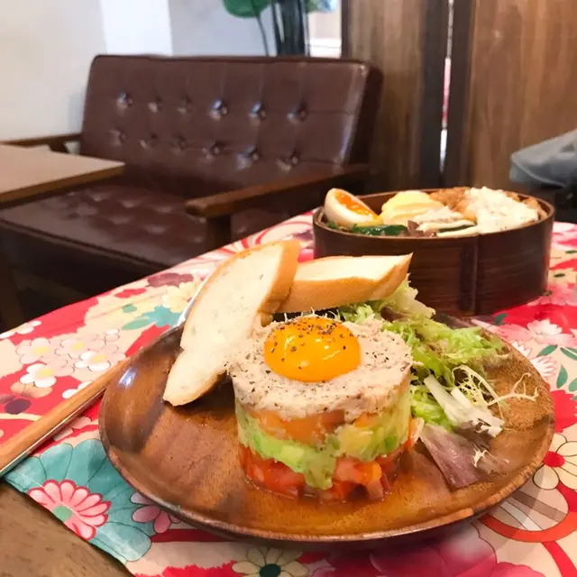 煙三文魚牛油果蟹子沙律