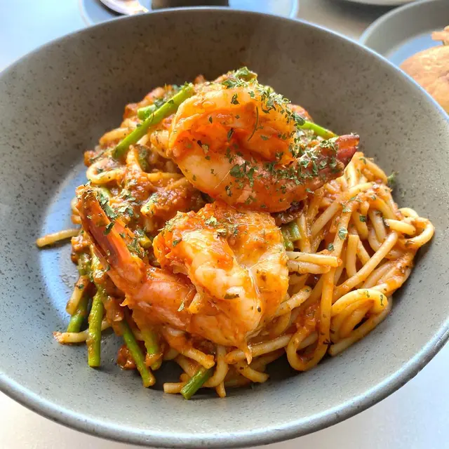香煎虎蝦配蘆筍辣蕃茄汁意粉