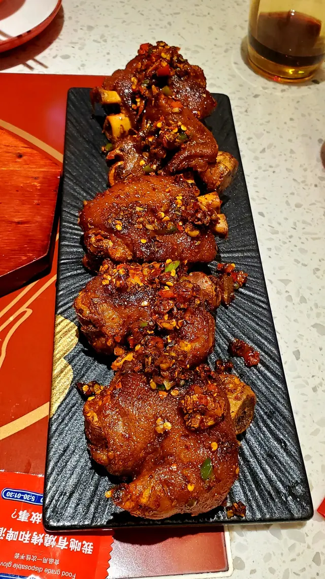 豬手部位真真充滿骨膠原，煙煙韌韌的😋而且炸得皮脆無油，上面放上蒜泥辣椒，野味非常
