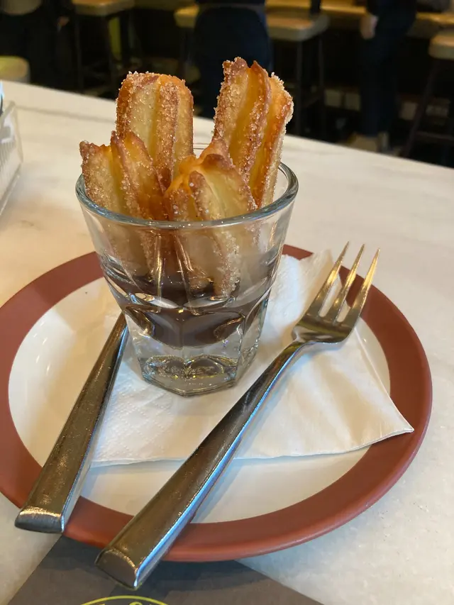 Churros with nutella 香脆玉桂條配榛子朱古力醬