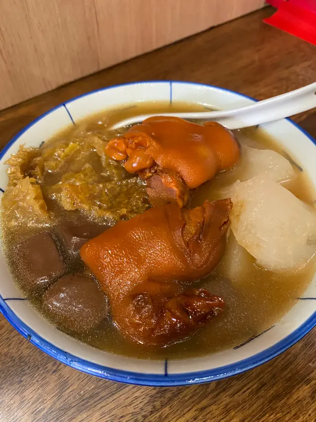 豬手、豬皮、蘿蔔、豬紅、米線