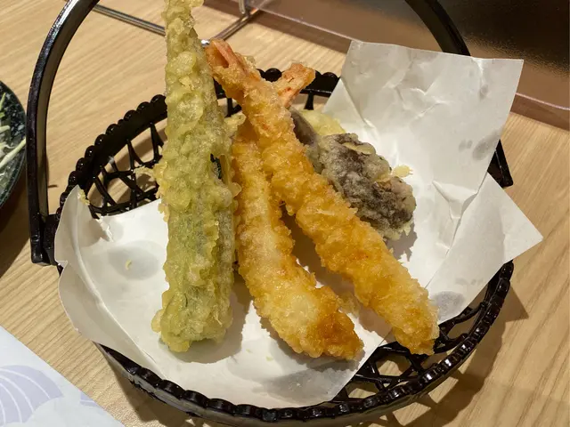 最搶眼是那兩條大蝦，勁香脆！