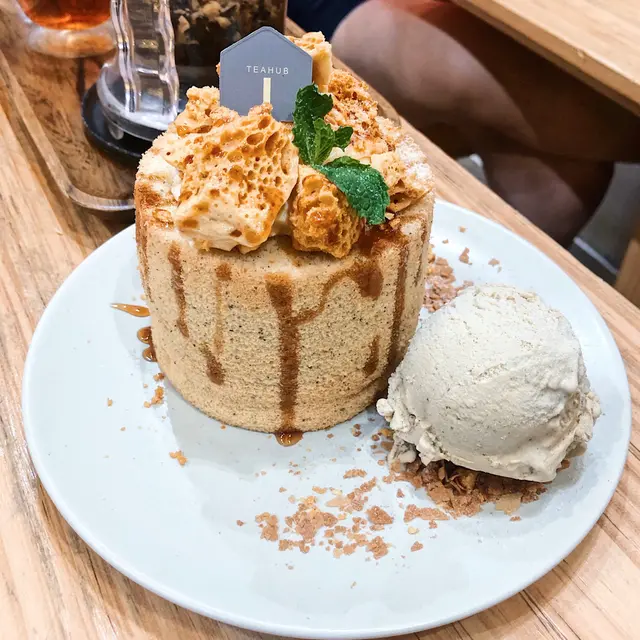 焦糖脆脆豆乳戚風蛋糕配蜜糖茉莉綠茶雪糕