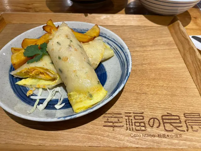 拉絲芝士蛋餅(肉鬆配地瓜薯條)