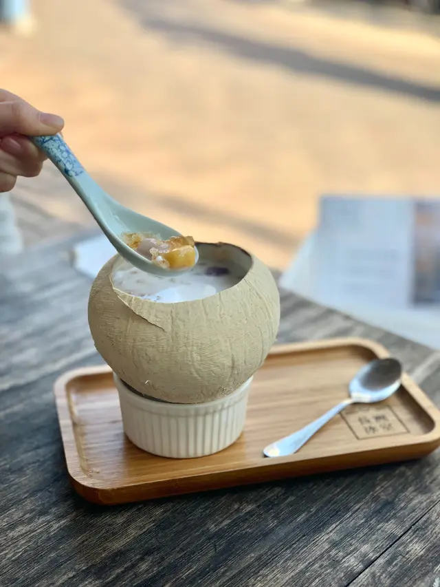 椰皇桃膠三色圓燉奶