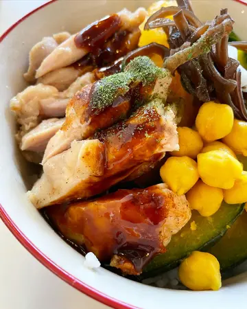 姜烧汁鸡柳、本地蔬菜杂锦、黄姜鹰咀豆　麦米饭碗加温泉蛋