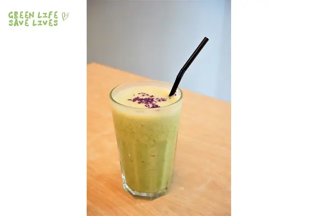 蘋果、羽衣甘藍、西芹和杏仁奶，非常新穎的配搭。水果蔬菜之間和諧的調和，與植物奶的口味相合，既清新又健康。