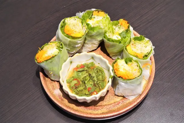 作為經典招牌菜，媽咪米卷以前在太子舊店已經是必點的菜品。米卷內芒果、紅蘿蔔和豆芽夾雜，然後由蔬菜和米紙包住。米紙的濕度拿捏得很不錯，軟軟的，又不會因過濕而破掉。整個米卷豐富且清爽，配上微辣的醬汁，十分惹味。