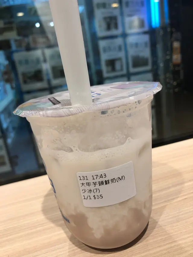 有滿滿半杯的芋頭  超香的芋香  鮮奶都好濃郁  好夾👍🏼