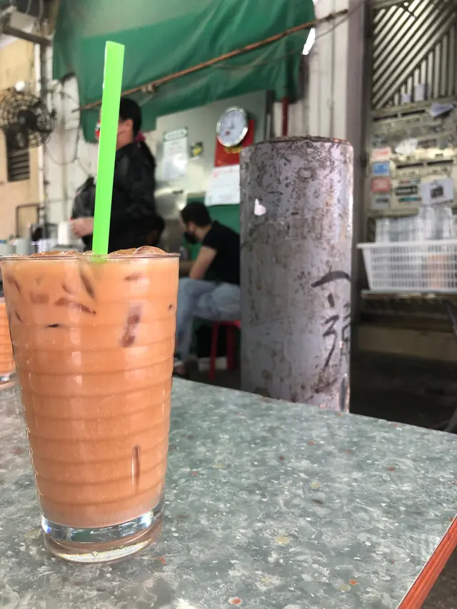 首先個奶茶就唔係想像中同埋人哋介紹得咁特別，我仲覺得我自己屋企樓下嗰間————（不公開，不賣廣告），佢又落鬼死咁多冰，想我食冰定飲奶茶？