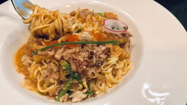 Crab  meat  e-fu  noodles  in  signature  lobster  sauce