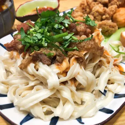 鹽酥雞花枝丸乾拌麵